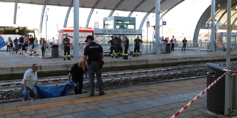 19enne si lancia sotto il treno davanti alla madre: il malessere del ragazzo e la ricostruzione della polizia