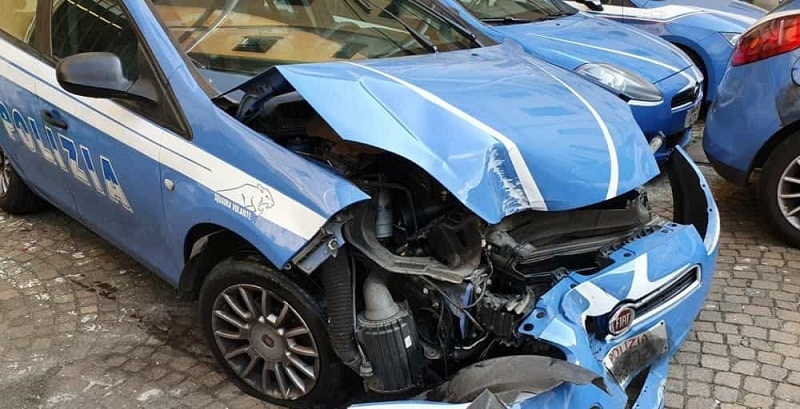 Aggrediti 4 agenti della polizia, finiscono in ospedale: l’auto è distrutta