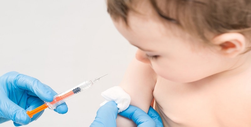 Vaccini, Aifa: “Loro sicurezza è confermata”. Su 18 mln di dosi solo 7.267 reazioni avverse e 13 decessi, la risposta di un genitore