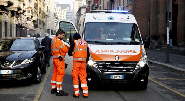 Madre e bimba di 2 anni giù da ottavo piano: donna morta, bimba gravissima