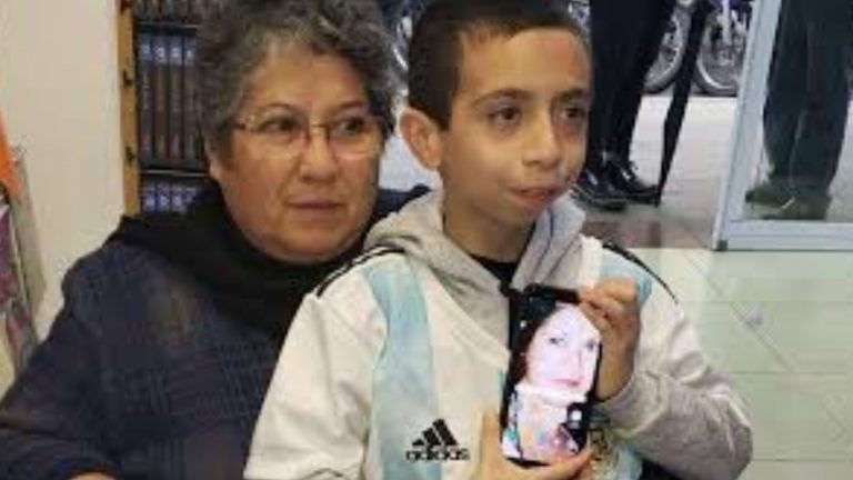 Bambino offre i suoi risparmi per riavere il suo cellulare con le foto della madre scomparsa