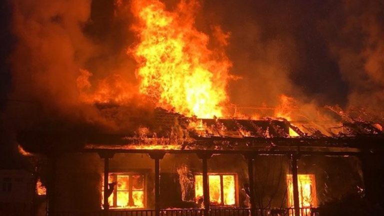 Bolzano, devastante incendio in casa nella notte: muore donna, grave il figlioletto