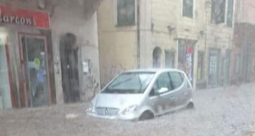 Maltempo,  salvato un uomo: strade come fiumi e auto bloccate.