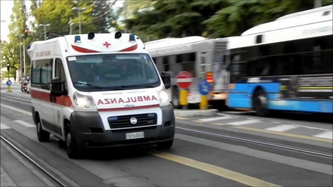 Bambino di 5 anni cade dal balcone, un ventenne lo prende al volo e lo salva