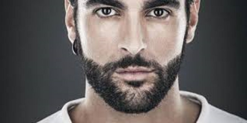 Marco Mengoni cambia look, non lo riconoscerete: si trasforma in Beppe Vessicchio