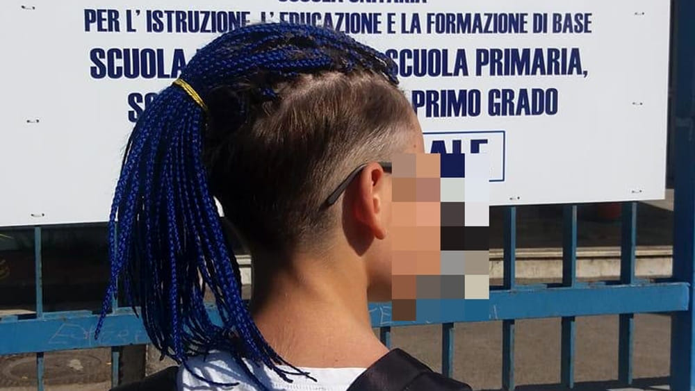 “Ha le treccine blu, non può entrare a scuola”: le motivazioni della preside“