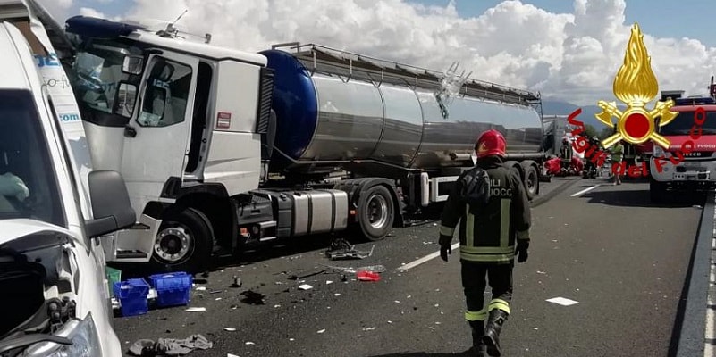 Tir travolge tutto in autostrada: il bilancio è drammatico