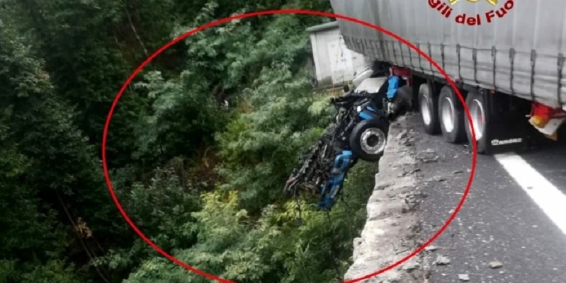 A6, tir sfonda il guardrail e precipita dal viadotto per diversi metri (Foto)