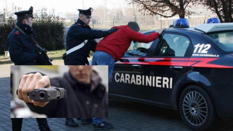 Punta una pistola contro i carabinieri e usa il figlio come scudo per sfuggire all’arresto