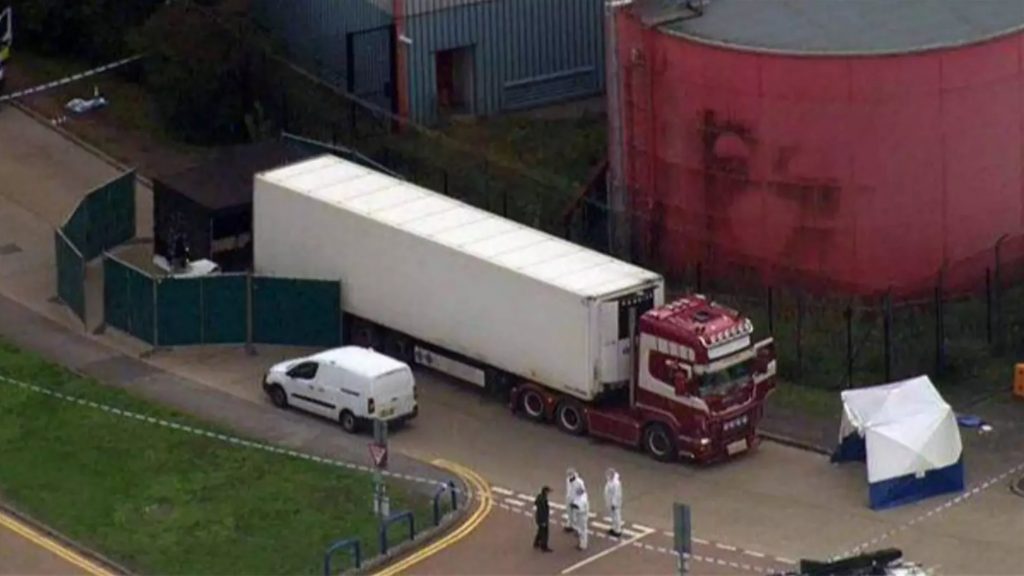 Trovati 39 cadaveri nel container di un camion, indagini della Polizia[FOTO]