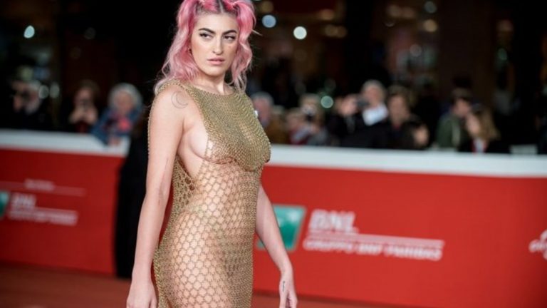 Roshelle, look estremo alla Festa di Roma: l’ex pupilla di Fedez quasi nuda sul red carpet