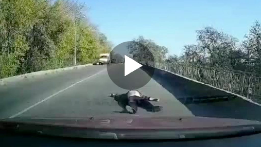 Ambulanza perde paziente per strada mentre si dirige in ospedale [VIDEO]