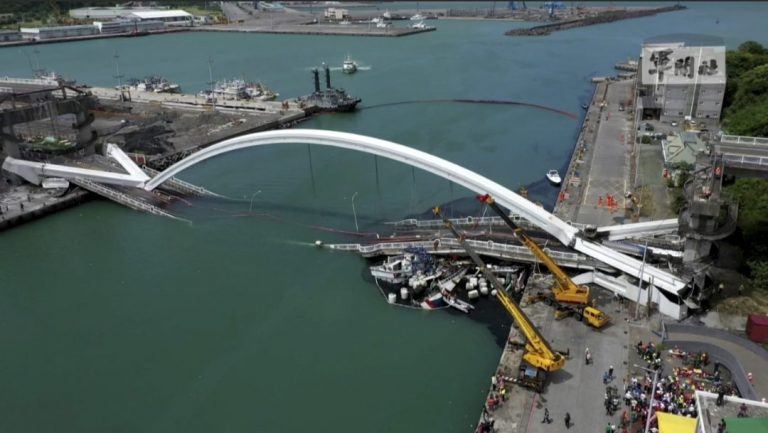 Crolla un ponte mentre passa un’ autocisterna, le immagini impressionanti. [VIDEO]