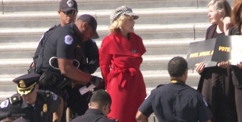 Jane Fonda arrestata la famosa attrice: protestava contro il cambiamento climatico