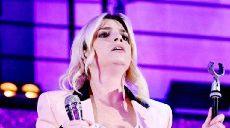 Emma Marrone crolla sul palco, la cantante colpita dai fan: i messaggi di incoraggiamento dai colleghi