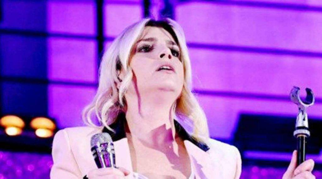 Emma Marrone crolla sul palco, la cantante colpita dai fan: i messaggi di incoraggiamento dai colleghi