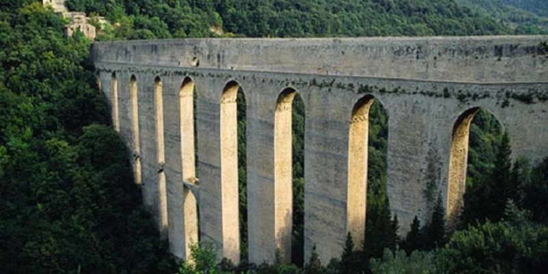 2 mamme si lanciano dal ponte e muoiono: avevano 38 e 51 anni