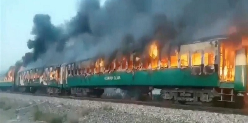 Treno passeggeri prende fuoco a seguito di un’esplosione: oltre 70 vittime (Video)