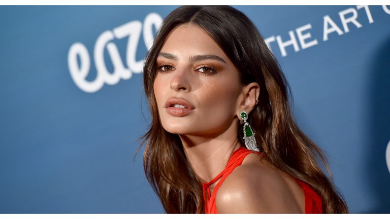 Emily Ratajkowski Instagram, magliettina rosa e slip di pizzo: «Sei superba!»