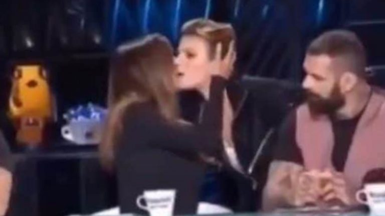 Il saluto tra Emma Marrone e Belen Rodriguez, ormai è una consuetudine