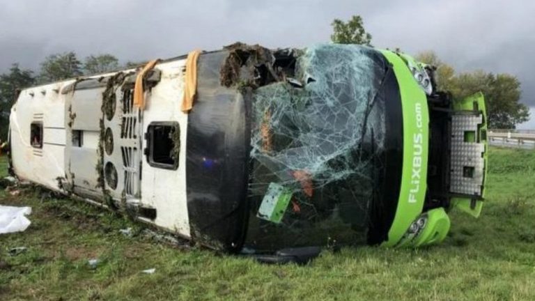 Flixbus si ribalta in autostrada: 33 feriti, 4 sono gravi