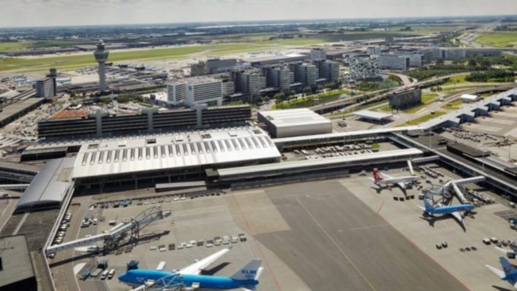 Allarme all’aeroporto di Amsterdam, la polizia: “Possibile dirottamento su un aereo”