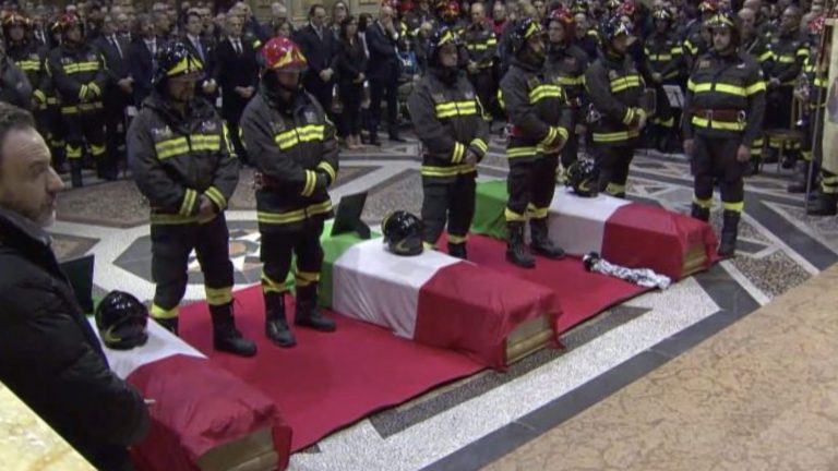 Funerali dei vigili del fuoco ad Alessandria, l’omelia: “Non facciamoci contaminare dal male”