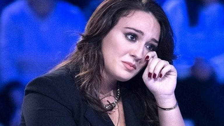 Francesca Manzini in lacrime: “Violenza psicologica dai miei: ero sola, ho pensato a gesti estremi”