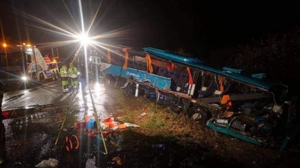 Camion pieno di pietre si schianta contro un bus di studenti: morti 12 ragazzi