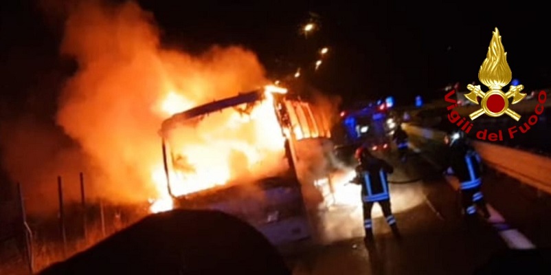 Autobus pieno di fedeli in fiamme, erano di ritorno da Padre Pio