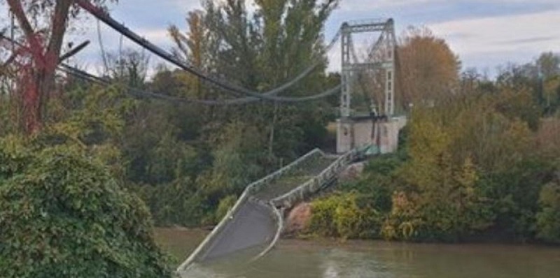 Crolla ponte sul fiume, muore ragazza di 15 anni: si cercano altri dispersi