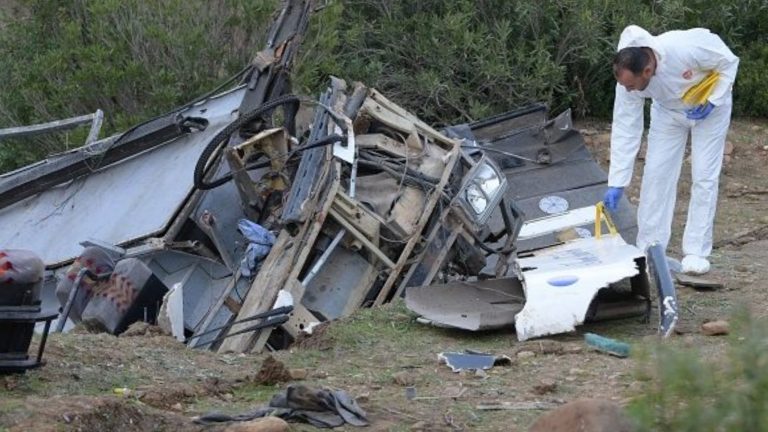 Bus precipita in un dirupo: 26 morti. Erano tutti giovani tra i 20 e 30 anni