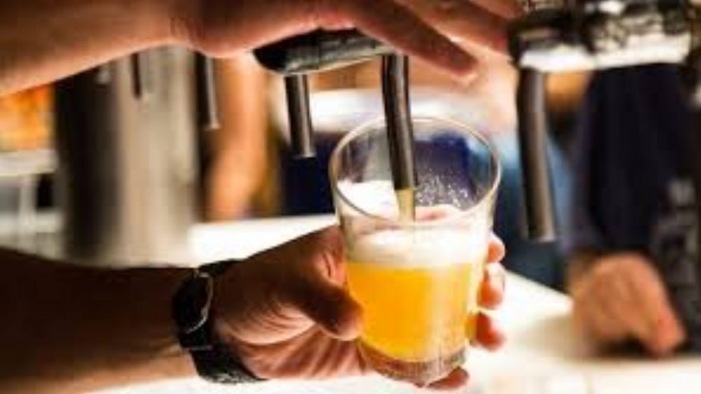 Cosa succede a chi beve birra tutte le sere? Ecco cosa dice la medicina