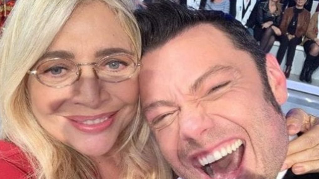 “Gay in Tv sì, ma non a Natale”.  Un utente critica la foto di Mara e Tiziano Ferro. La risposta della Venier è impeccabile