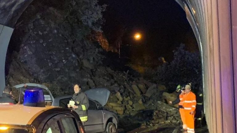 Italia, cede la collina delle Grazie: una frana travolge una vettura