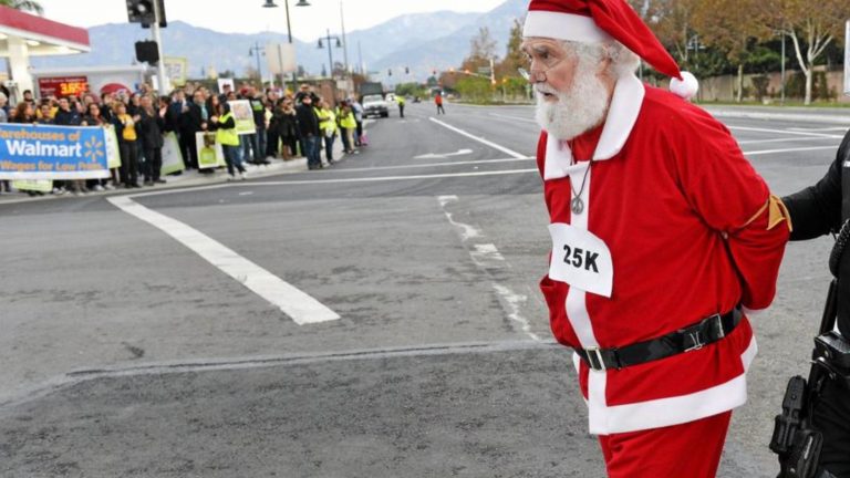 Babbo Natale rapina una banca, poi lancia i soldi ai passanti urlando: “Buon Natale!”