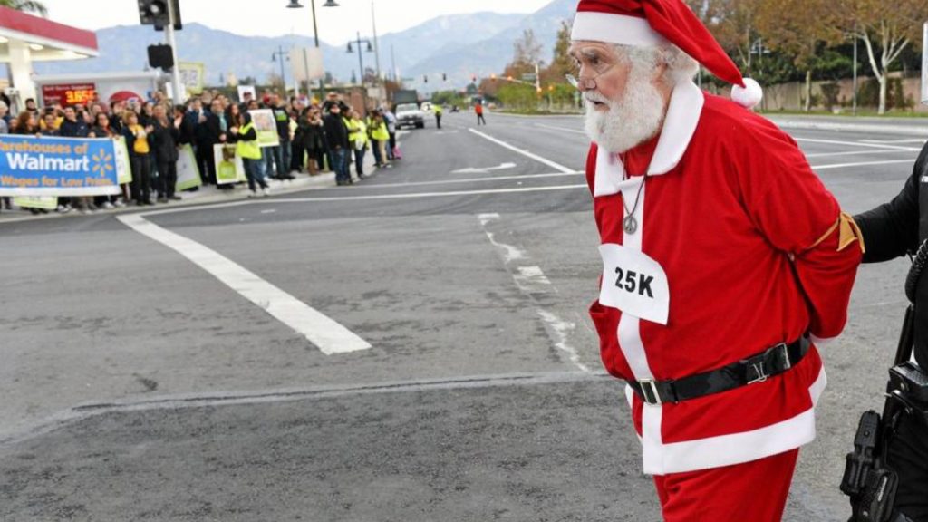 Babbo Natale rapina una banca, poi lancia i soldi ai passanti urlando: “Buon Natale!”