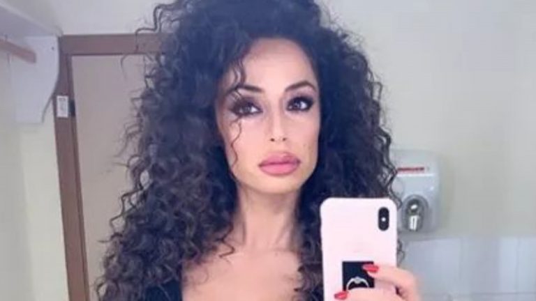 Tutti abituati a vederla così: ma com’è Raffaella Fico senza trucco? Forse era meglio non saperlo [FOTO]