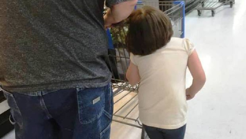 Fotografano una bimba al supermercato col suo papà e denunciano tutto sui social