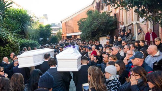 Funerali Gaia e Camilla, addio alle ragazze investite a Roma: la folla commossa per l’ultimo saluto