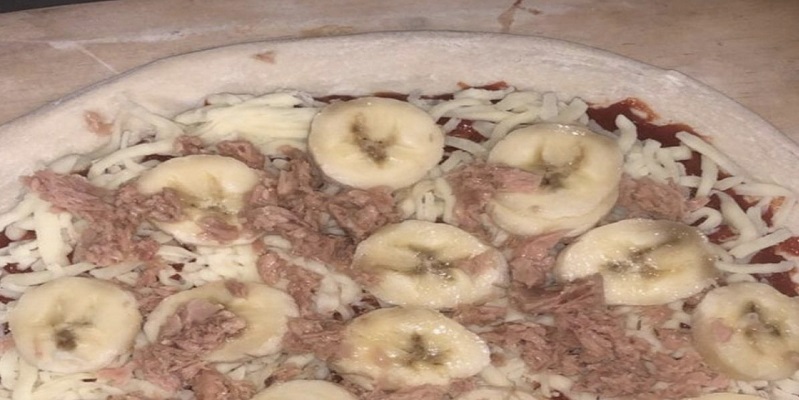 Pizza banane e tonno, il commento della nonna: “Vieni qui che non ti faccio niente”