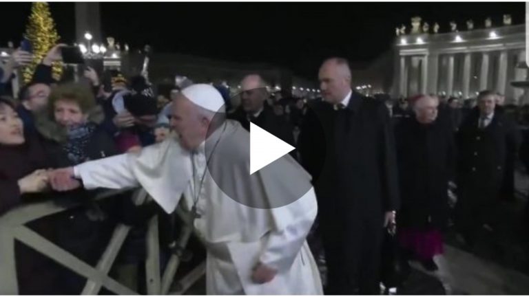 Papa Francesco perde la calma e schiaffeggia la fedele in Piazza San Pietro [VIDEO]