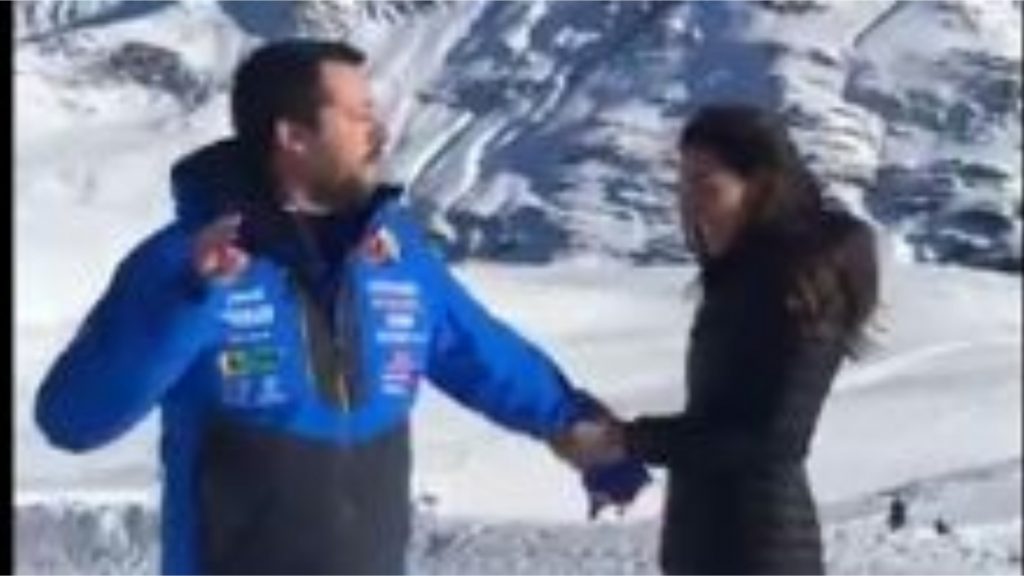 Salvini imita il Papa: la parodia in vacanza sulla neve [VIDEO]