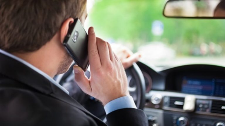 Cellulare in auto, in arrivo 1.700 euro di multa per chi lo usa al volante