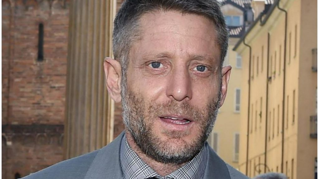 Lapo Elkann dimagrito di 10 kg e in sedia a rotelle: la prima foto