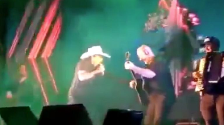 Cantante muore sul palco: infarto fulminante durante un concerto (Video)