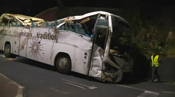 Scontro camion contro autobus: ci sono almeno 12 morti e numerosi feriti