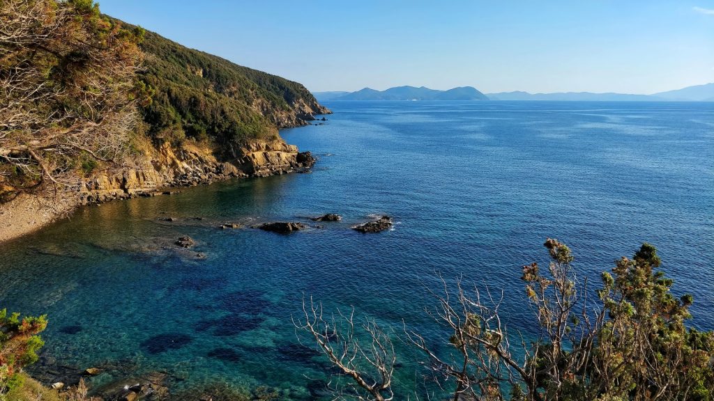 Cadono rocce su una spiaggia: ci sono feriti gravi