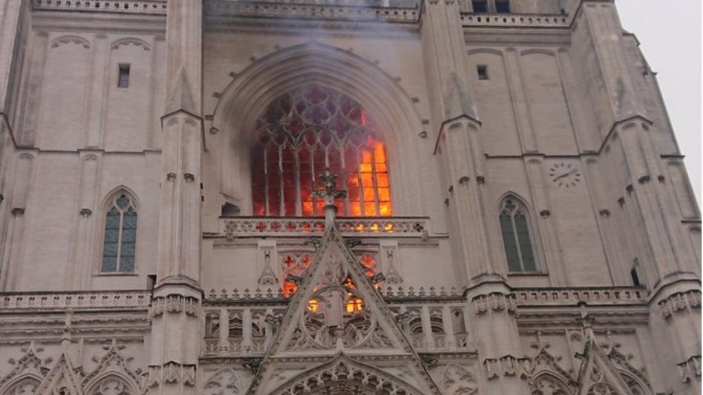 Francia, brucia la Cattedrale di Nantes: fiamme fuori controllo