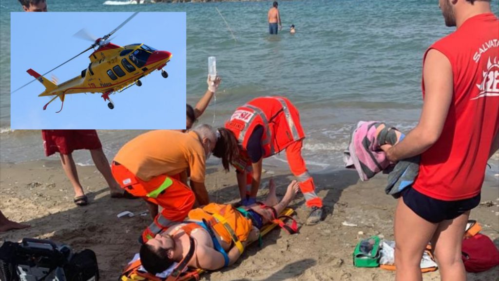 Salvataggio in spiaggia, deve intervenire l’elicottero ma non riesce ad atterrare: le impressionanti immagini (Video)